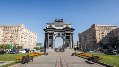 В Москве отмыли от грязи Триумфальную арку на Кутузовском проспекте | ИА  Красная Весна