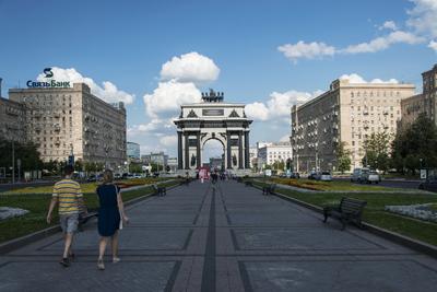 Триумфальную арку в Москве очистили перед началом зимы