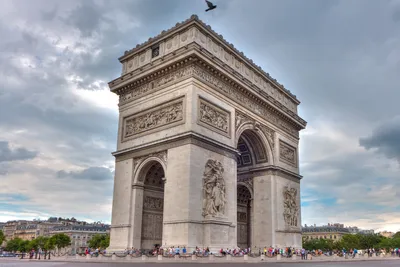 Триумфальная арка в Париже – символ величия и славы. Фотографии