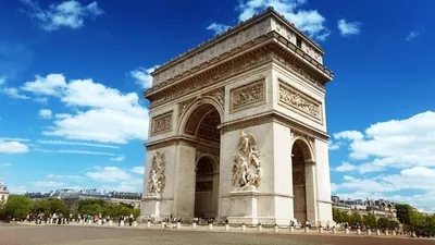 В Париже открылась инсталляция обернутой в серебряную материю Триумфальной  арки - ТАСС
