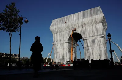 Триумфальную арку в Париже «одели» в упаковочную ткань (фото, видео) |  01.02.2024.