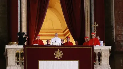 Манипуляция: Папа римский сидит на золотом троне, в то время как в Африке  голодают дети | StopFake