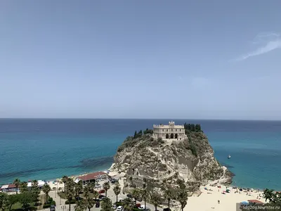 Тропа, Италия - 9 сентября 2019 года: Панорама Тропеа с каменными  лестницами вниз к пляжу Редакционное Фото - изображение насчитывающей  известно, южно: 159415061