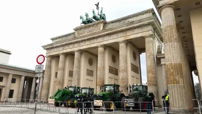 Экоактивисты облили краской «Часы мира» в центре Берлина - OstWest TV