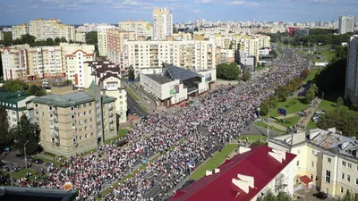 Многотысячная толпа протестующих направилась в центр Минска - РИА Новости,  13.09.2020
