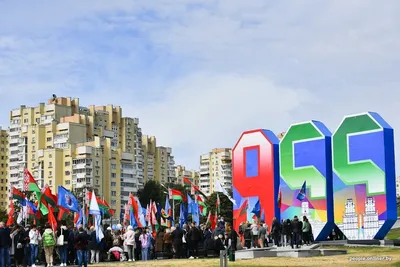 Центр города Минска освещенный с солнечным светом Главный стадион городка  Редакционное Изображение - изображение насчитывающей трутень, отдых:  145485580