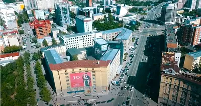 Стилизованный «под Голландию» торговый центр «Амстердам» в левобережье  Новосибирска - Фото с высоты птичьего полета, съемка с квадрокоптера -  PilotHub