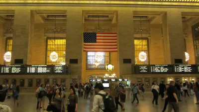 Центральный Вокзал Панорамный Вид С Американским Флагом На Железнодорожный  Вокзал В Нью-Йорке, Нью-Йорк Фотография, картинки, изображения и  сток-фотография без роялти. Image 20512505