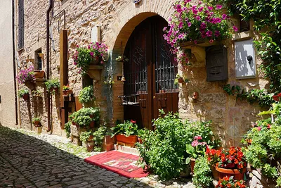 Цветочный город Спелло в Италии