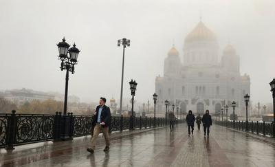 Невероятный густой туман накрыл Москву: свидетели опубликовали фото и видео  явления | РБК Life