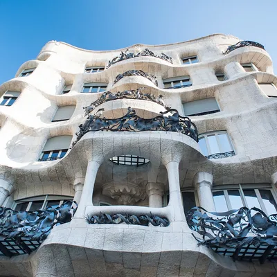 Барселона, Испания- архитектурные творения Антонио Гауди в парк Гуэля  Редакционное Изображение - изображение насчитывающей мозаика, сад: 169448105