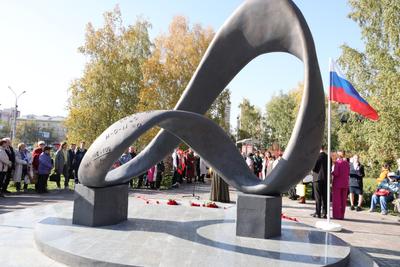 Памятник в виде ленты Мёбиуса установили в Новосибирске | 04.10.2023 |  Новосибирск - БезФормата