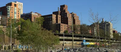 Бруклин, Нью-Йорк, Соединенные Штаты Америки- [мост В манхэттене, вид с  улицы Дамбо в Бруклине] Редакционное Стоковое Фото - изображение  насчитывающей строя, восточно: 168284093