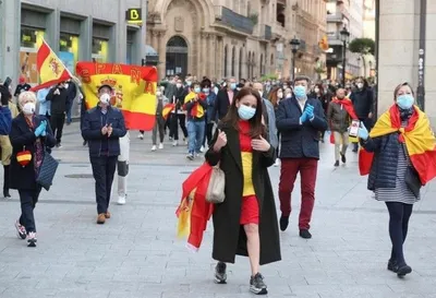 Власти Испании обязали граждан носить маски на улице — РБК