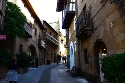 Маленькая улица, полная цветущих деревьев в Испании ArtWall