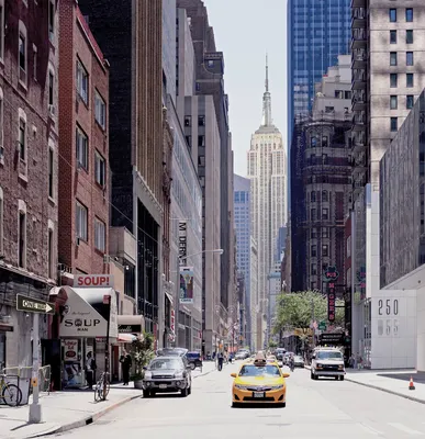 НЬЮ-ЙОРК - ИЮЛЬ 2017: Дорога улицы Нью-Йорка в Манхаттане на временени  Городская большая предпосылка концепции городской жизни Редакционное  Фотография - изображение насчитывающей известно, многодельно: 96902652