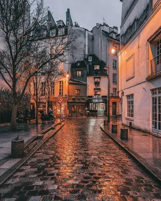 Узкие улочки Парижа, Франции Редакционное Стоковое Фото - изображение  насчитывающей напольно, достопримечательностью: 137825628