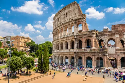 Красивые узкие улочки Рима с домами, бутиком и деревьями Редакционное  Фотография - изображение насчитывающей мало, зодчества: 143741677