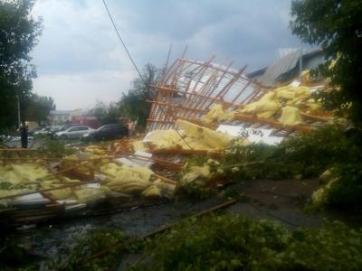 Ураган в Казани: ветер сносил крыши домов и валил деревья на машины - KP.RU