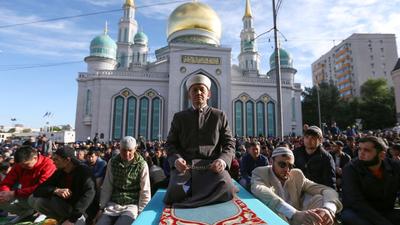Ураза-Байрам в Москве: тысячи верующих пришли на праздничную молитву ::  Новости :: ТВ Центр