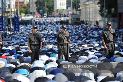 Ураза-байрам в Москве. Тысячи верующих собрались для праздничной молитвы.