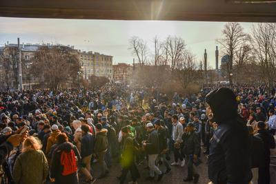 Тысячи мусульман встречают Ураза-байрам в центре Москвы - YouTube