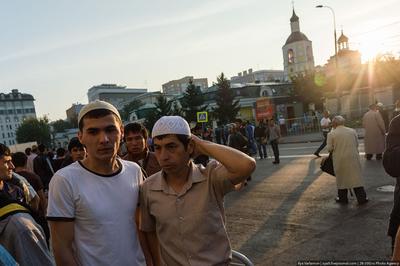 Более 100 тысяч мусульман собрались на торжественный намаз в Соборной  мечети Москвы на Ураза-байрам - KP.RU