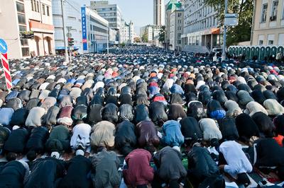 В Москве мусульмане отметили самый необычный Ураза-байрам | LIVE24 | Дзен