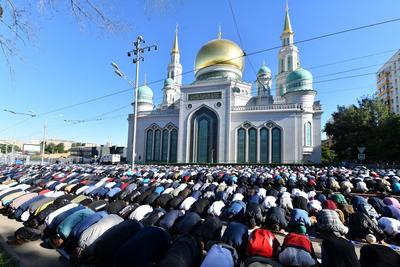 Тысячи мусульман празднуют Курбан-байрам в Москве: прямой эфир от соборной  мечети 9 июля 2022 г. - 9 июля 2022 - МСК1.ру