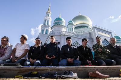 Ураза-байрам в Москве: как его празднуют, что происходит в городе, давки в  метро, тысячи мусульман на улицах, видео - 21 апреля 2023 - МСК1.ру
