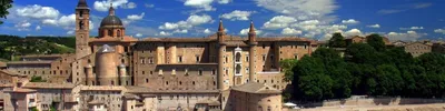 Урбино, Италия, герцогский дворец Montefeltro и город Стоковое Фото -  изображение насчитывающей герцогско, художничества: 125799032