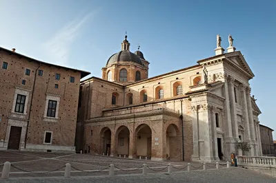 Италия Туризм - Урбино – город, где родился Рафаэль, один из самых ярких  художественных гениев в истории человечества и знаменитейший художник эпохи  Возрождения. В доме, где родился и вырос Рафаэль, сегодня открыт