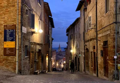 Архитектура средневекового города урбино италия | Премиум Фото