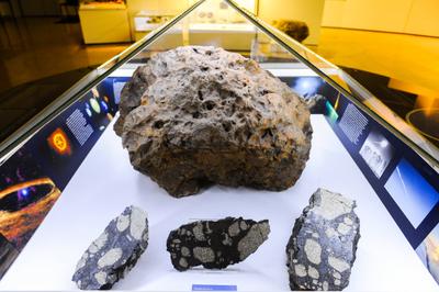 Файл:Chebarkul meteorite sample.jpg — Википедия