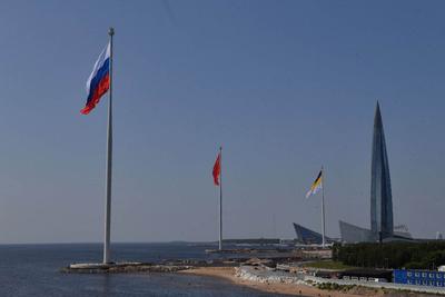 Что за флаги подняли у Лахта Центра и парка 300-летия в Петербурге, фото -  17 июня 2023 - ФОНТАНКА.ру
