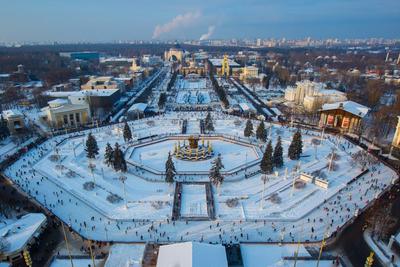 Каток на ВДНХ ⛸ Зимой на территории Выставки достижений народного хозяйства  (ВДНХ) в Москве можно посетить различные мероприятия и… | Instagram