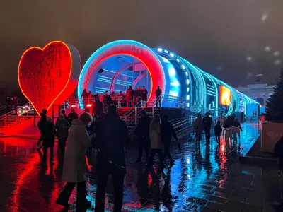 Люди идут на парк вднх в Москве. Редакционное Фотография - изображение  насчитывающей восточно, москва: 189159832