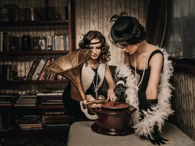 Фотосессия в стиле ЧИКАГО 30-х с костюмами и украшениями в студии —  Фотостудия SF