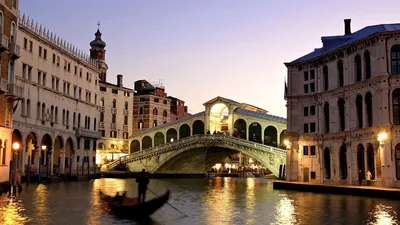 Обои здания, венеция, италия, мост, вечер, лодка, река картинки на рабочий  стол, фото скачать бесплатно