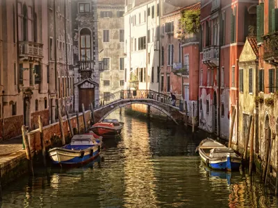 Картинка на рабочий стол лодки, венеция, мост, италия, канал, дома 1600 x  1200
