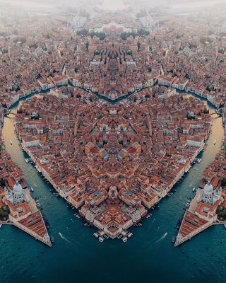 TRAVEL NOTES on Instagram: “Венеция с высоты птичьего полета 💗 📍- Италия  🇮🇹 ⁉️ А вы были в Венеции? Что запомнилось больше в… | City, Travel  photography, Aerial