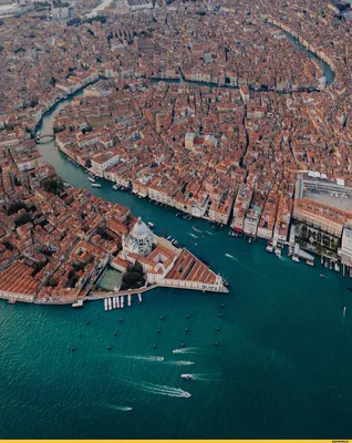 wildly_beautiful_nature - Венеция с высоты птичьего полёта 😍😍 Венеция –  столица одноименной области на севере Италии. Город расположен на более чем  100 небольших островах в лагуне Адриатического моря. Здесь совсем нет дорог,