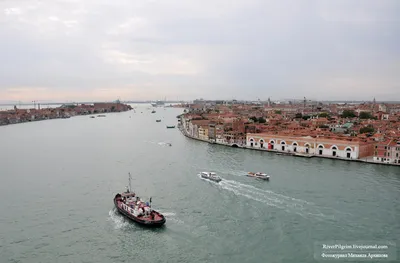 Вид на Венецией Италией Европой. Венеция сверху с трутнем. Вид с воздуха на  красивый город Венеция Италии. Удивительные Венеция Стоковое Фото -  изображение насчитывающей аркада, назначение: 169937742