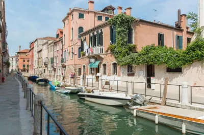 Италия/Венеция 09-08-2017. Вид сверху на движении на большом канале в  Венеции Редакционное Фото - изображение насчитывающей турист, зодчества:  168329466