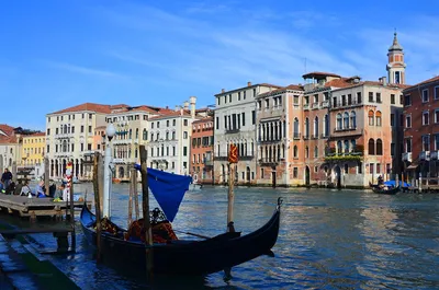 Каналы Венеции в течение всего дня в вертикальной высокого разрешения  Редакционное Стоковое Фото - изображение насчитывающей переход,  венецианский: 188469483