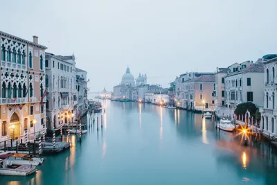 Каналы Венеции в течение всего дня в вертикальной ориентации высокого  разрешения Стоковое Фото - изображение насчитывающей венеция, европейско:  188469874
