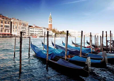 Гондолы в канале Венеции Венецианская традиционная гондола Городской пейзаж  Venezia, Италия Стоковое Фото - изображение насчитывающей канал,  историческо: 149598004