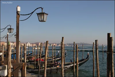 Венеция, гондолы или Gondole и церковь на предпосылке. Италия Стоковое  Изображение - изображение насчитывающей италия, гондольер: 32820007