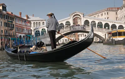Гондола с туристами перевернулась в Венеции - видео - Закордон