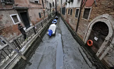 Gondolas На Канал В Венеции — стоковые фотографии и другие картинки Венеция  - Италия - Венеция - Италия, Канал, Гондола - iStock